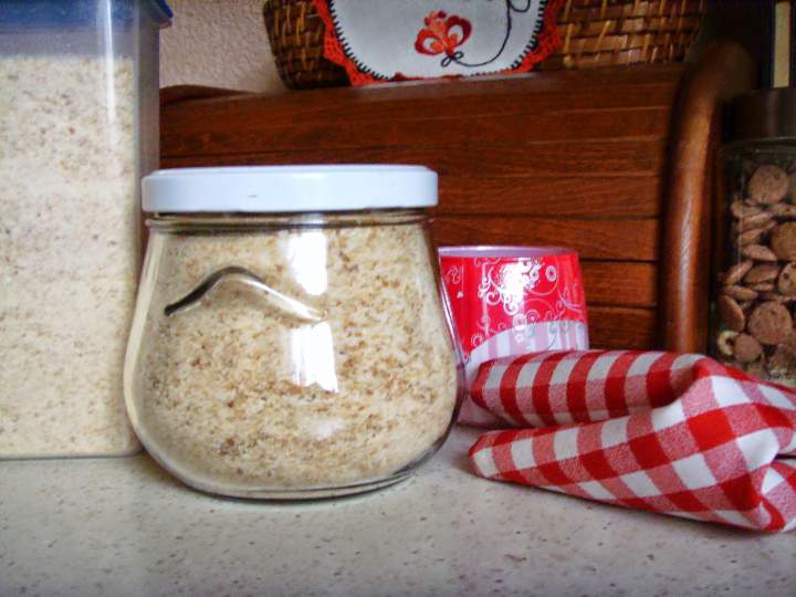 Domowa bułka tarta, sposób na wykorzystanie resztek pieczywa.