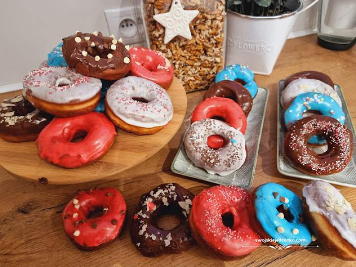 Amerykańskie donuts z lukrem