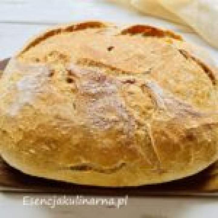Chleb pszenny z naczynia żaroodpornego lub garnka