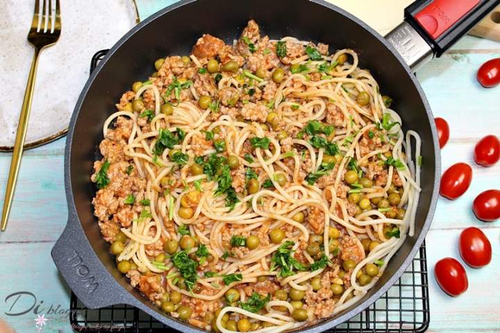 Spaghetti z mięsem mielonym, groszkiem i sosem serowo-pomidorowym + recenzja patelni WOLL