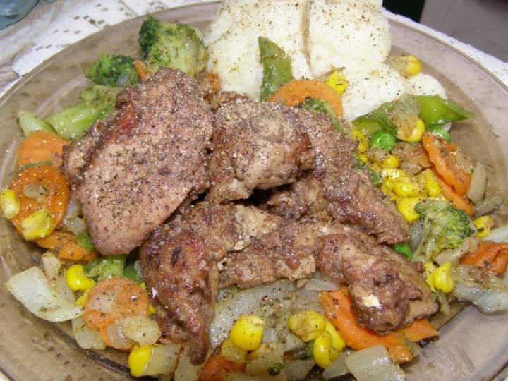 soczysta wątróbka z kurczaka z warzywami na patelnię, kalafiorem…