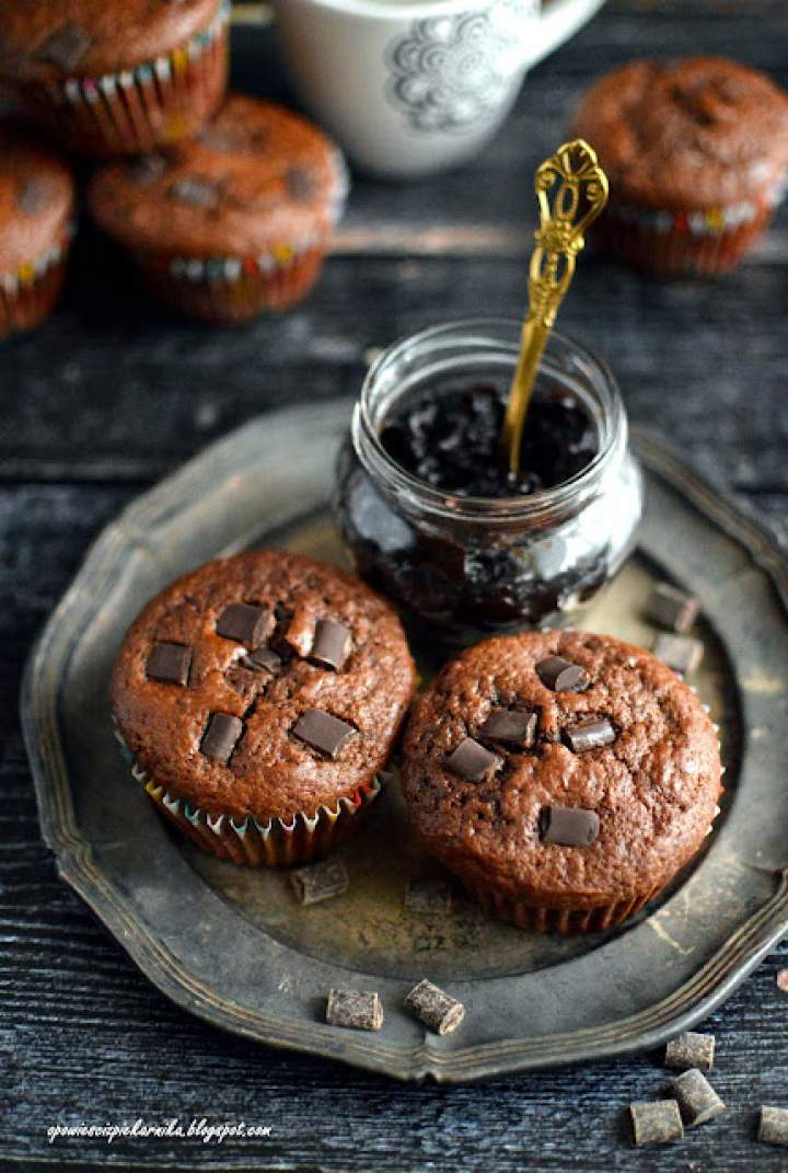 Muffinki czekoladowe z konfiturą wiśniową