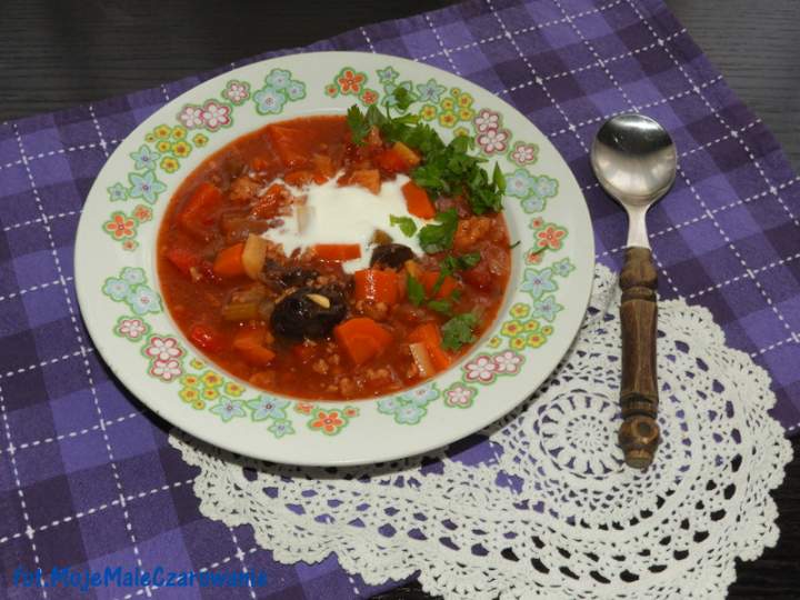Zupa gulaszowa z warzywami i śliwką