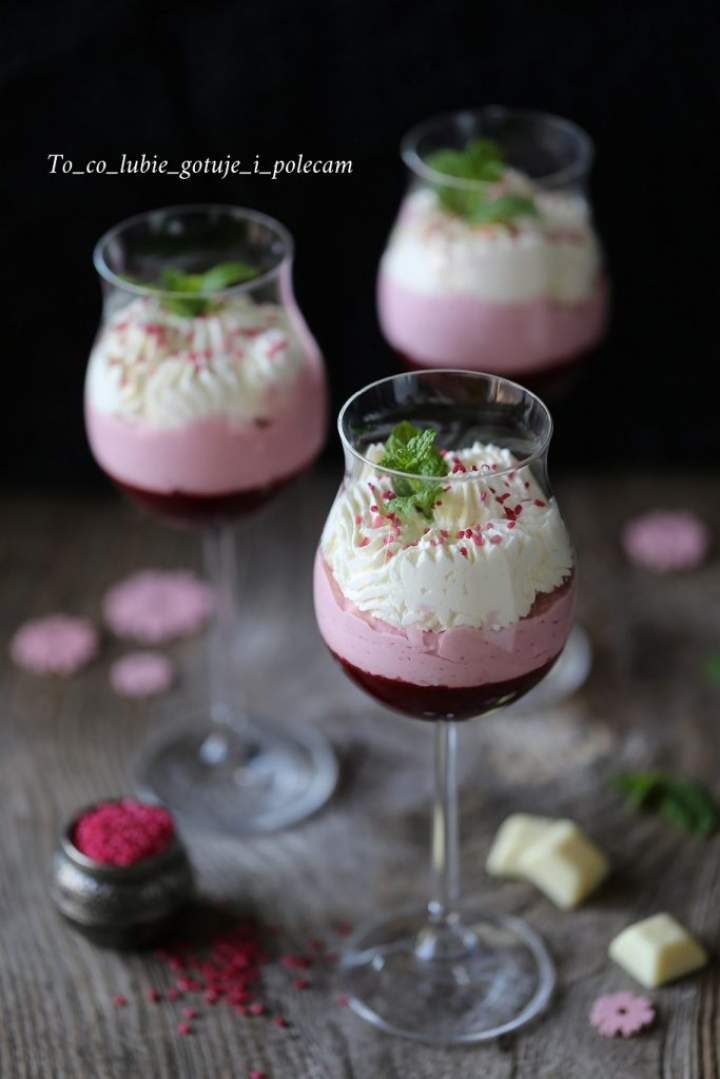 Malinowy puch – różowy deser z malinami