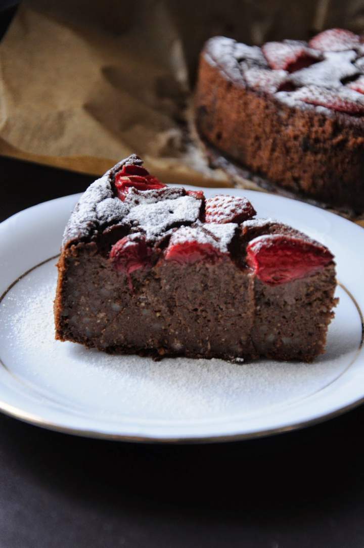 Czekoladowe ciasto jaglane z truskawkami – trochę sernik, trochę brownie :)