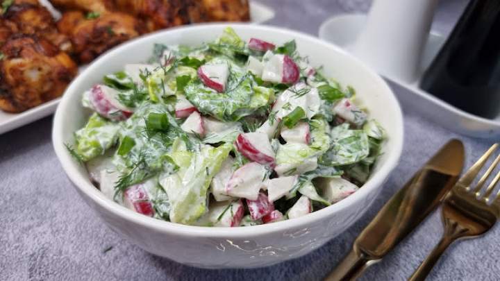 Zielona sałata z rzodkiewką – idealny dodatek do obiadu lub grilla