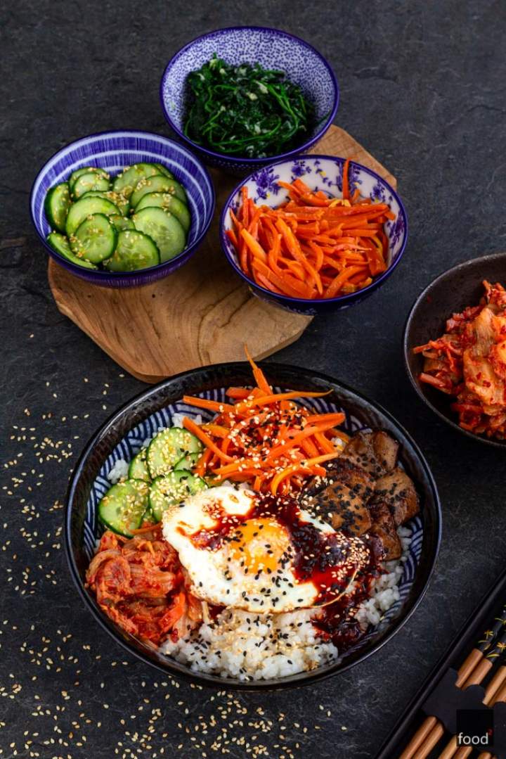 Bibimbap – mieszany ryż z warzywami i jajkiem po koreańsku