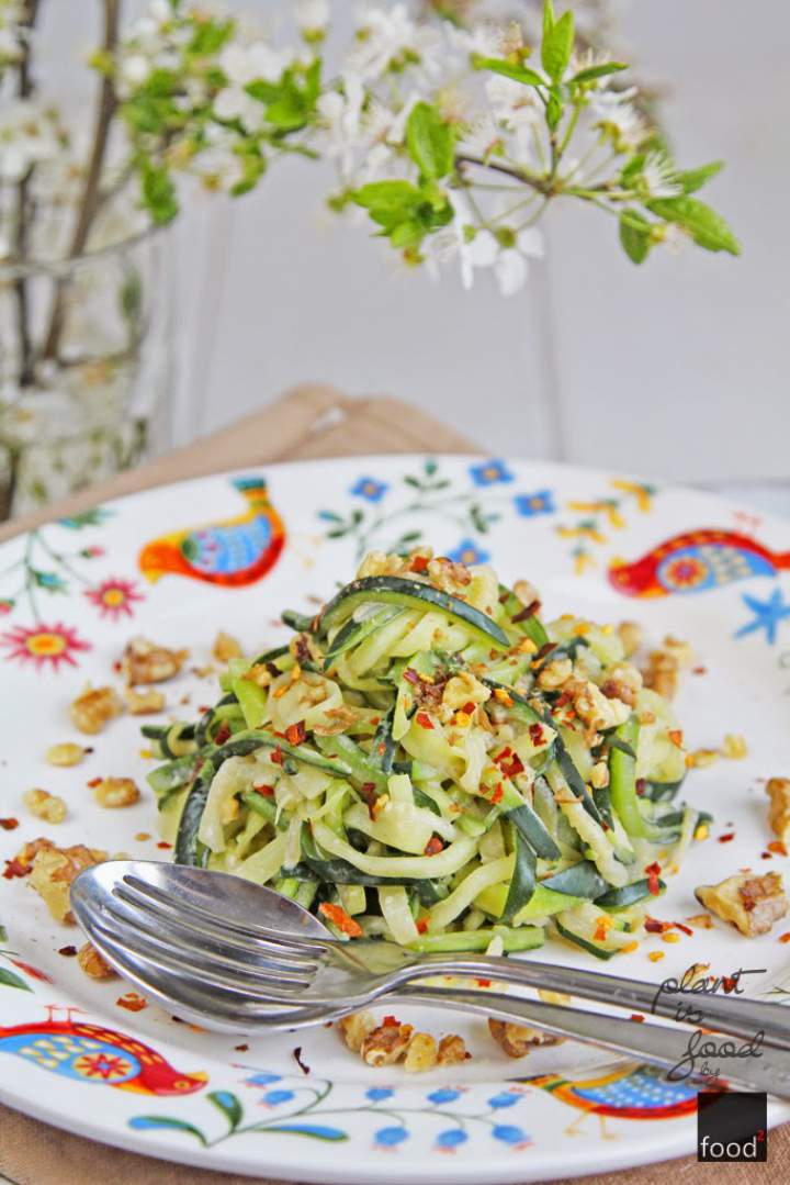 Spaghetti z cukinii z sosem tahini, płatkami chili i orzechami włoskimi