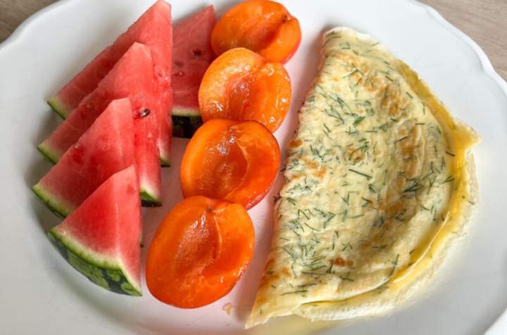 Śniadaniowy omlet koperkowy