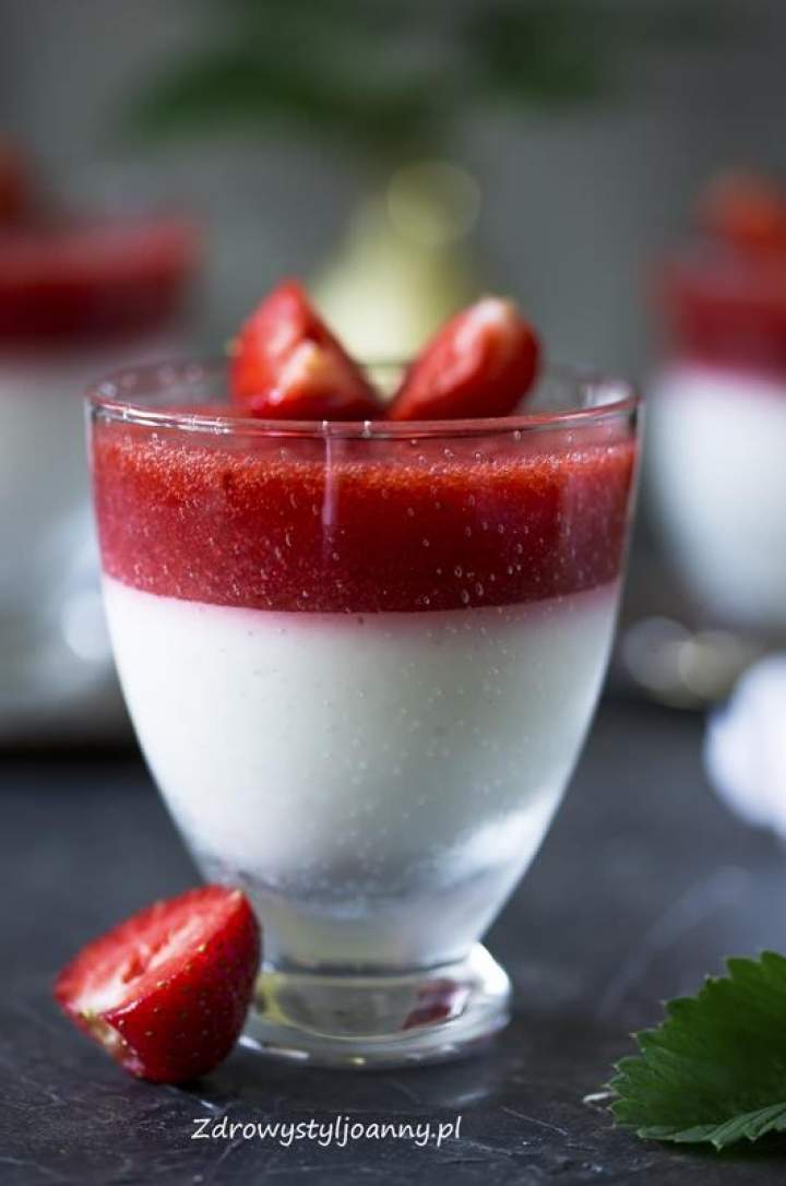 Fit deser jogurtowo – truskawkowy.