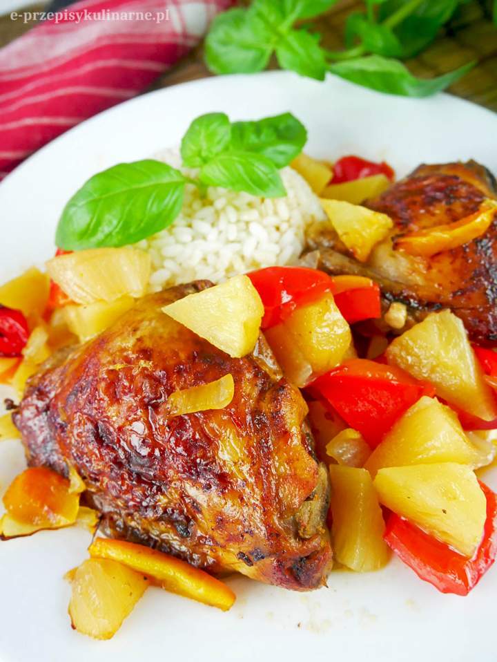 Pieczony kurczak w słodkim sosie z ananasem – pyszny obiad