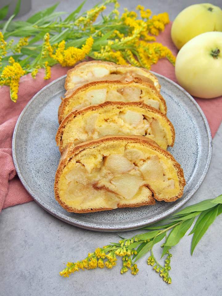 Rolada z jabłkami – proste i tanie ciasto
