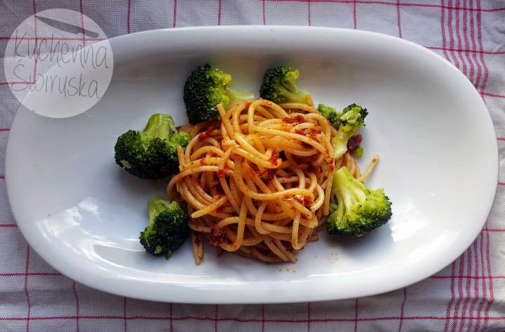 Spaghetti z pastą z suszonych pomidorów i brokułem