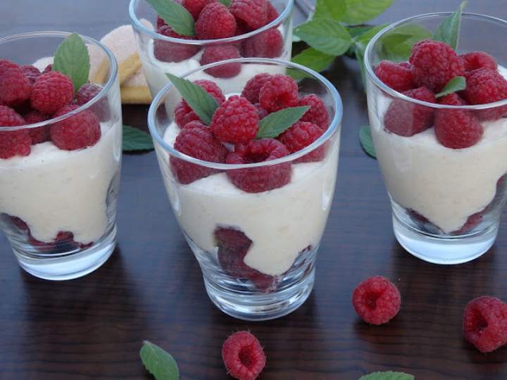 Deser jogurtowo-biszkoptowy z malinami