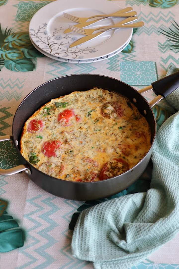 Omlet z pomidorami, bazylią i mozzarellą