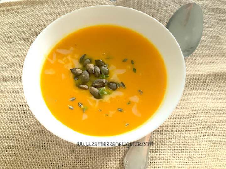 Rozgrzewająca, pikantna zupa – krem z dyni