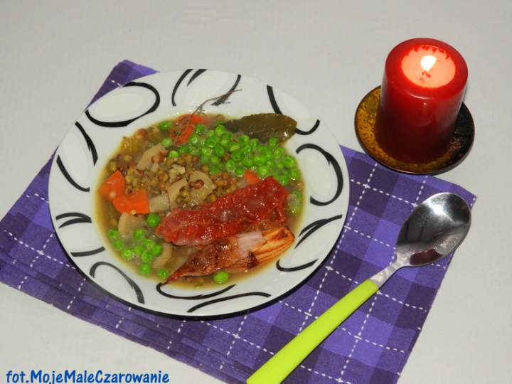 Zupa z fasolą mung, groszkiem zielonym i karmelizowaną szalotką