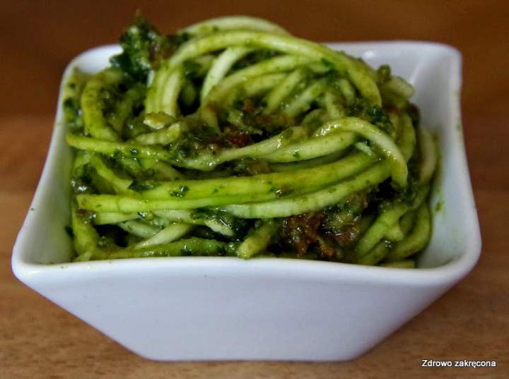 Cukiniowe spaghetti z pesto z jarmużu, awokado i suszonych pomidorów. Idealne na upały