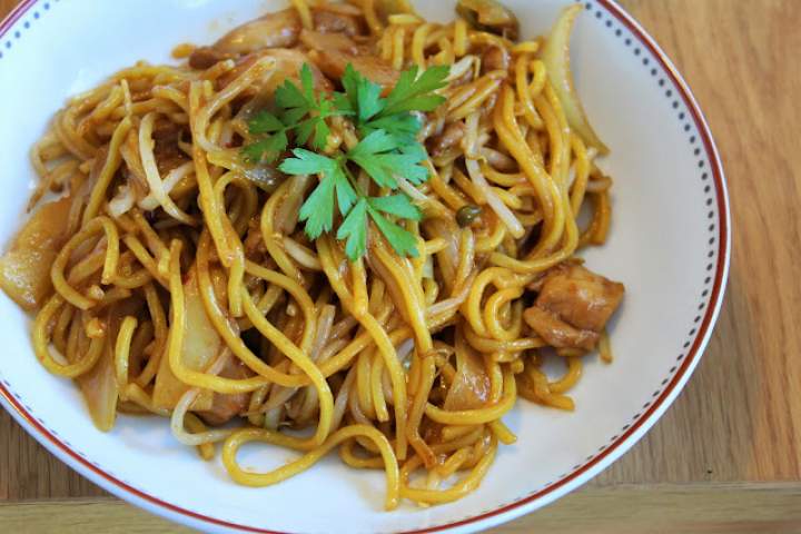 Domowe stir-fry z kurczakiem, kluskami i ulubionymi dodatkami z orientalnego sklepu z azjatycką żywnością