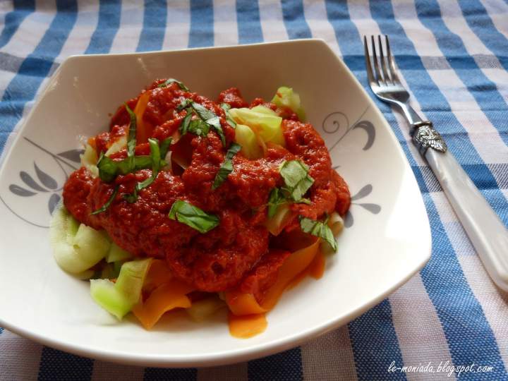 Warzywne tagliatelle z sosem pomidorowo – paprykowym