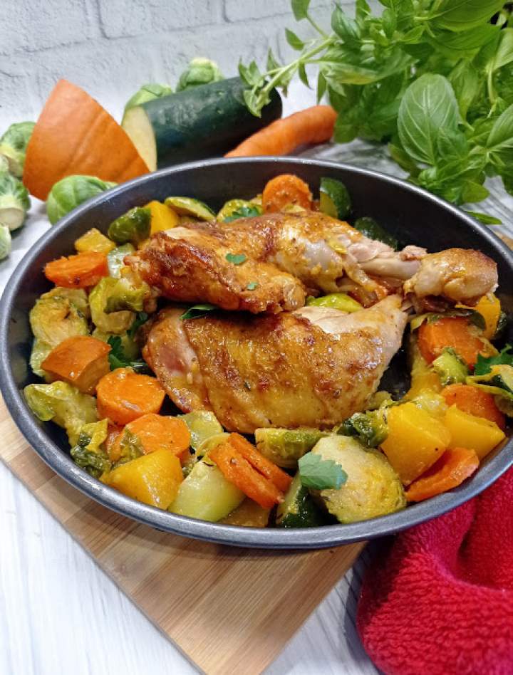Udka kurczaka z patelni z jesiennymi warzywami
