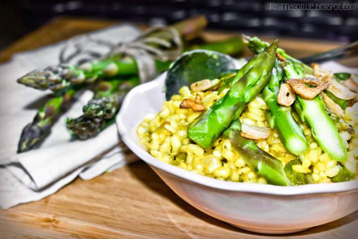 Risotto ze szparagami i prażonym czosnkiem