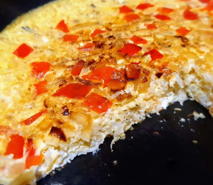 Omlet ryżowy z papryką, cebulką i fetą. Pyszna propozycja z wykorzystaniem wcześniej ugotowanego ryżu. Skrobia oporna w czystej postaci :)