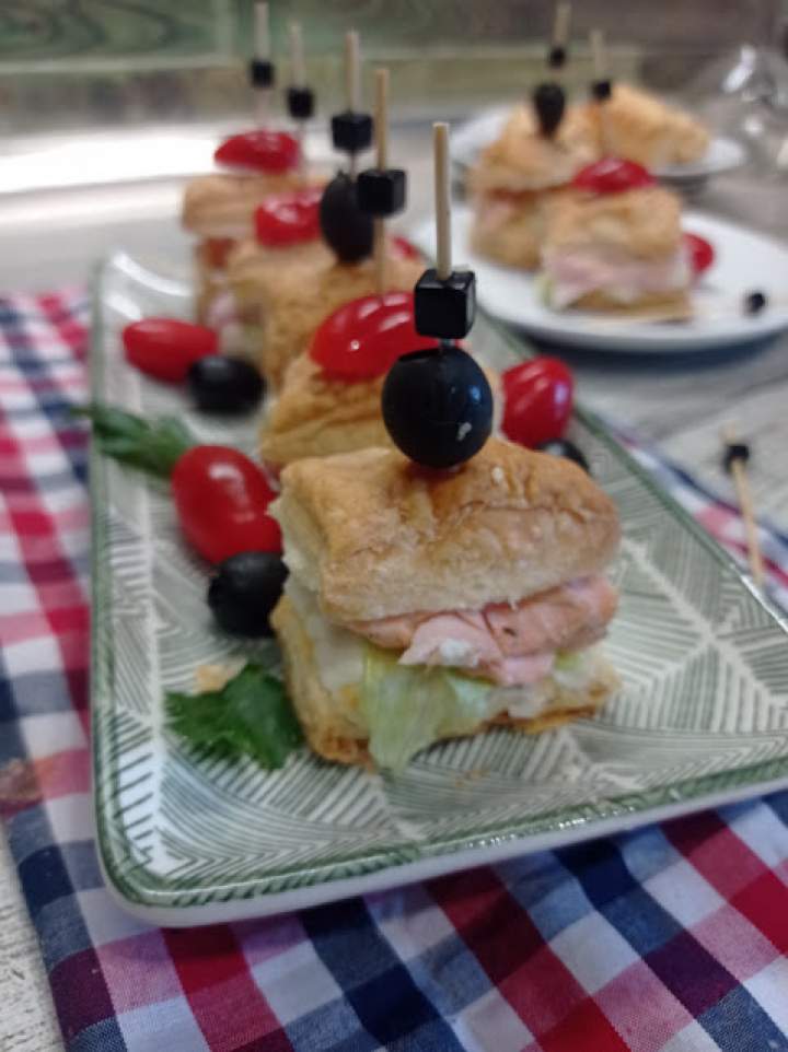 Mini kanapeczki z ciasta francuskiego