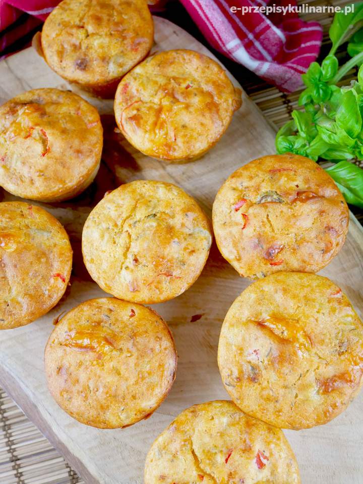 Wytrawne muffiny z cebulą i papryką  – pyszne przekąski na imprezę