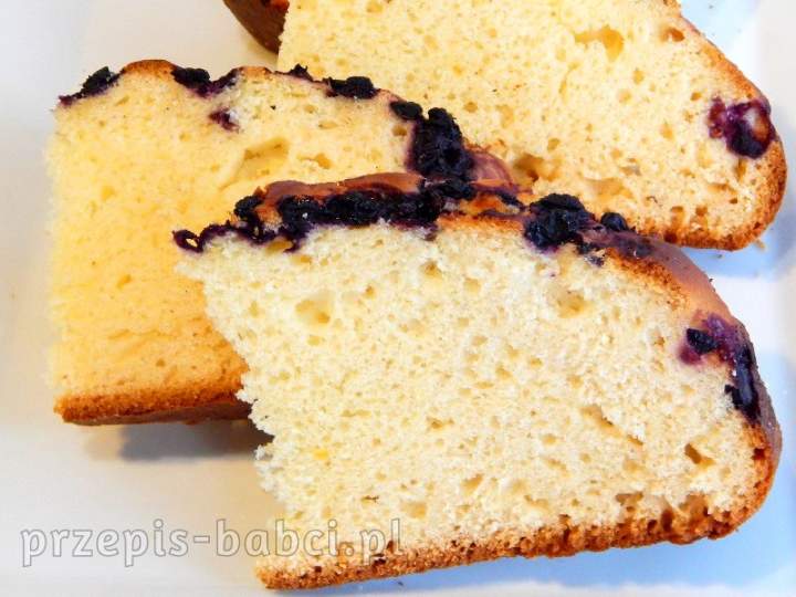 Wilgotne ciasto drożdżowe – przepis babci na dużą blachę