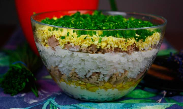 Sałatka warstwowa z ryżem i tuńczykiem