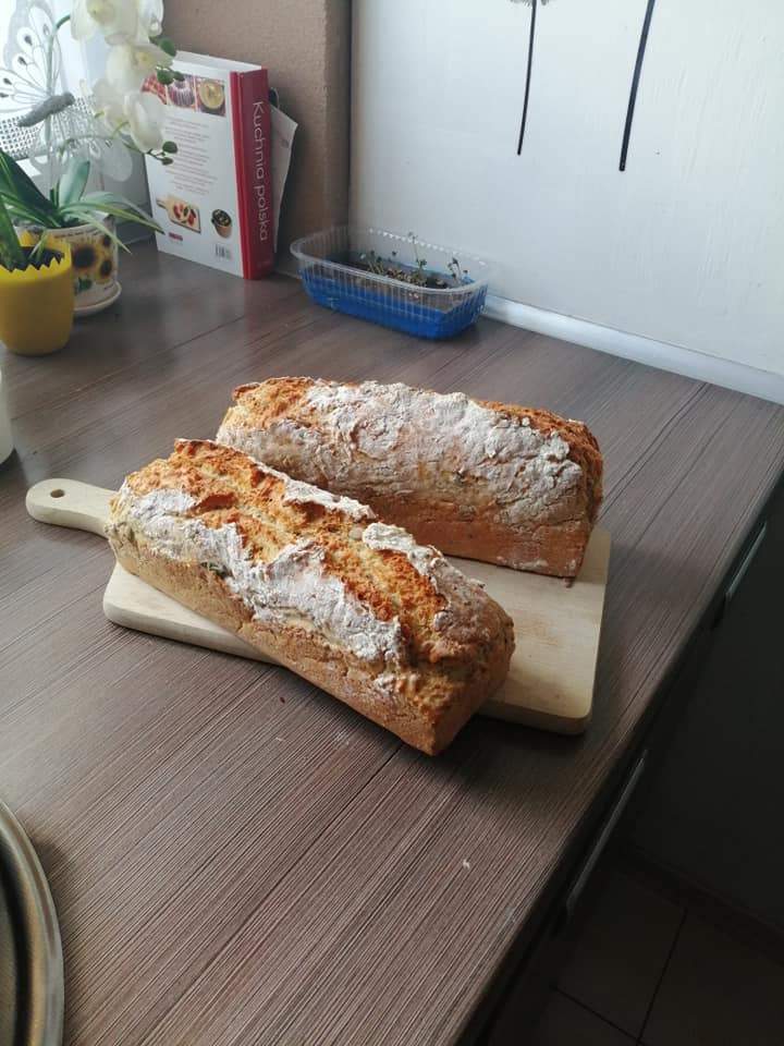 Domowy chleb z chrupiącą skórką