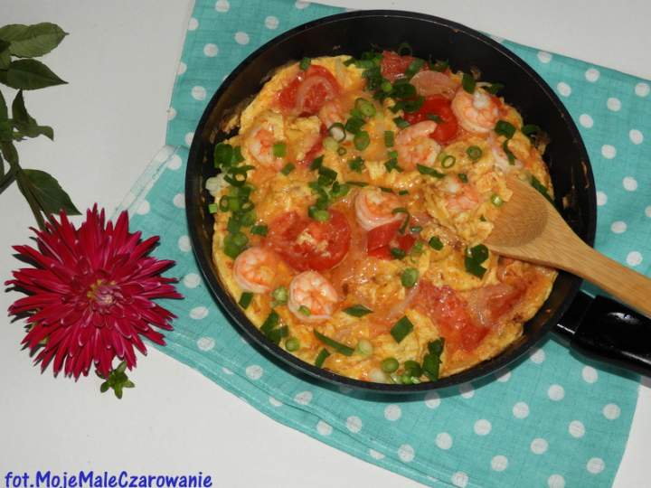 Jajecznica z krewetkami i pomidorami o smaku curry