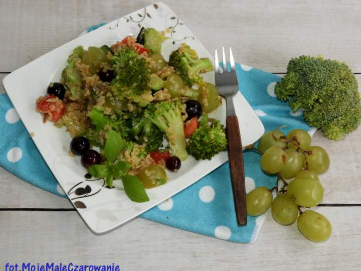 Sałatka z brokułem i winogronami