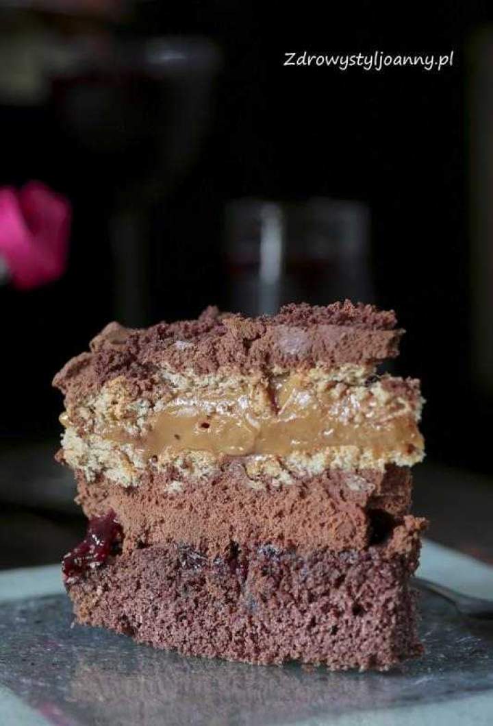 Tort czekoladowy z powidłami.