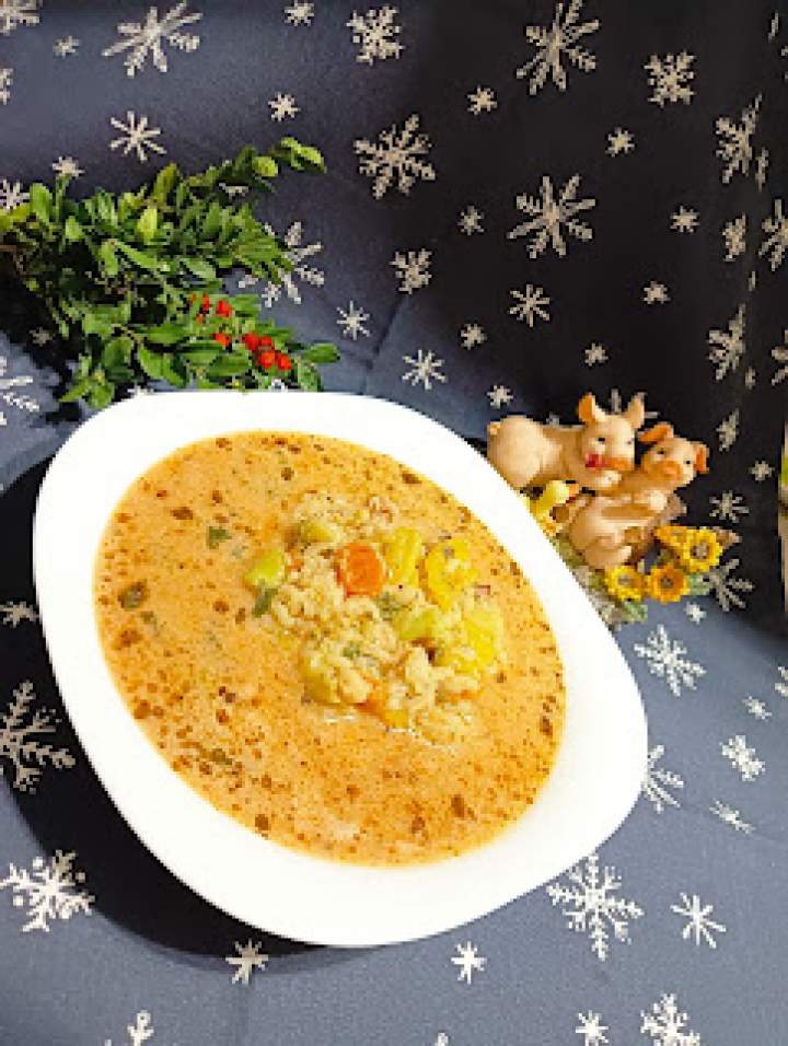 Zupa pomidorowo – jarzynowa z ryżem jaśminowym