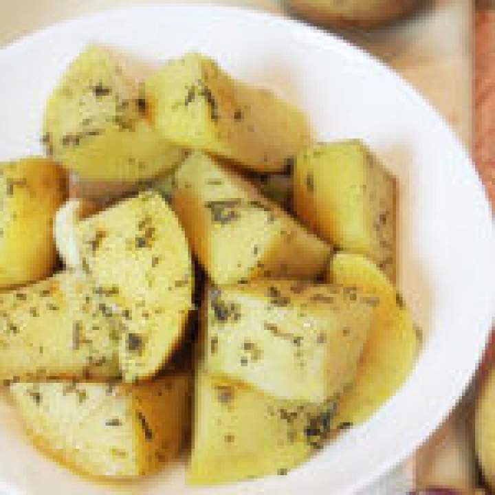 Gotowane ziemniaki z masłem i rozmarynem – pomysł na ziemniaki do obiadu!