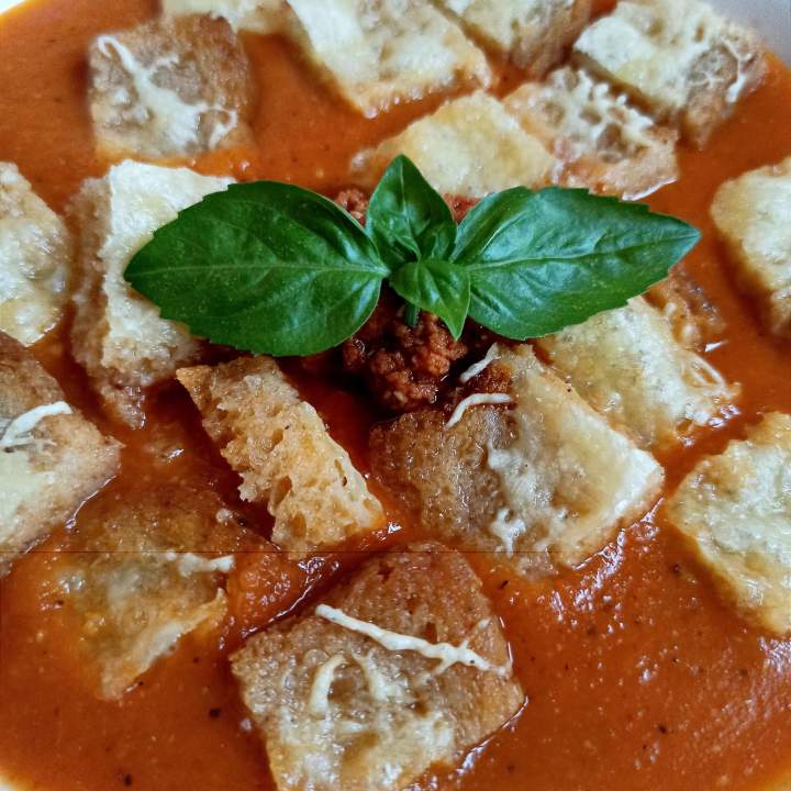 Zupa pomidorowa z czerwonym pesto i grzankami
