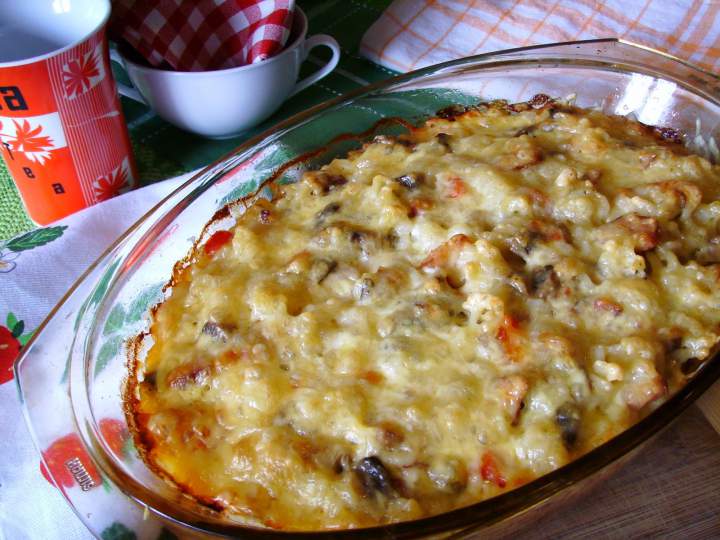 Zapiekanka makaronowa z pieczarkami, kiełbasą i papryką. Szybka i smaczna.