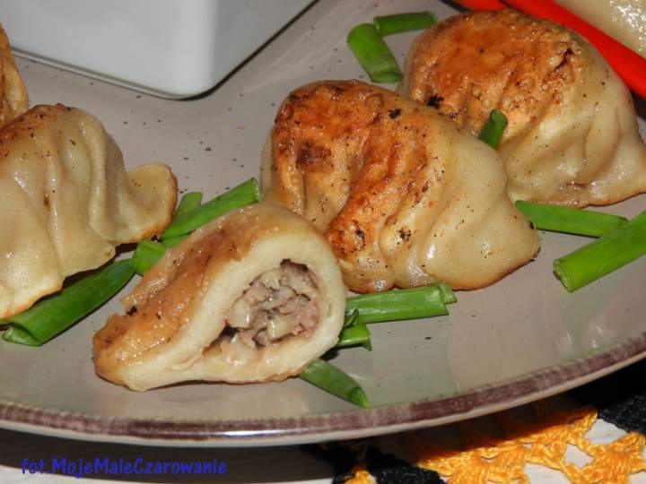 Pierożki gyoza z sosem pekińskim