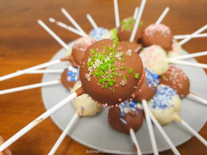 Cake Pops – Lizaki z ciasta na patyczkach