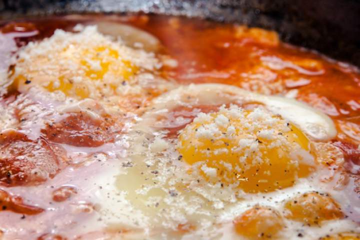 Przepis na… – Uova in purgatorio, włoskie sacrum jedzenia
