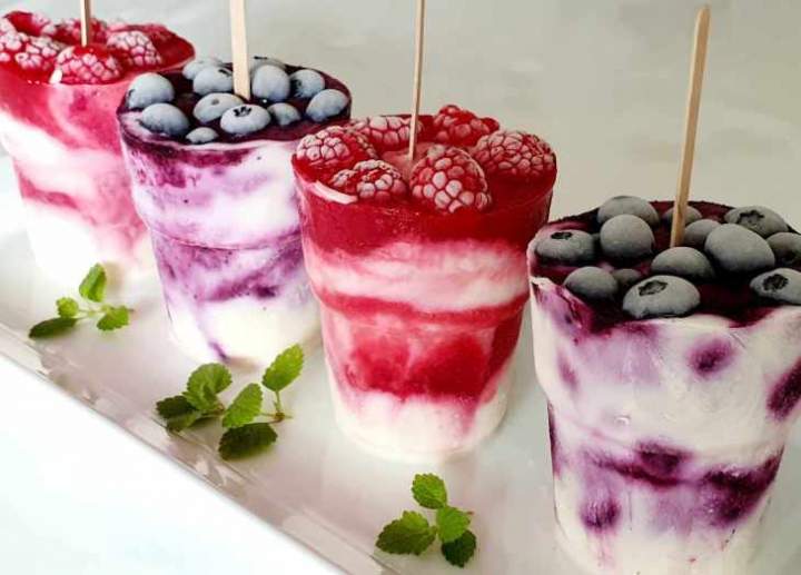 Lody jogurtowe na patyku z owocami bez specjalnej formy.