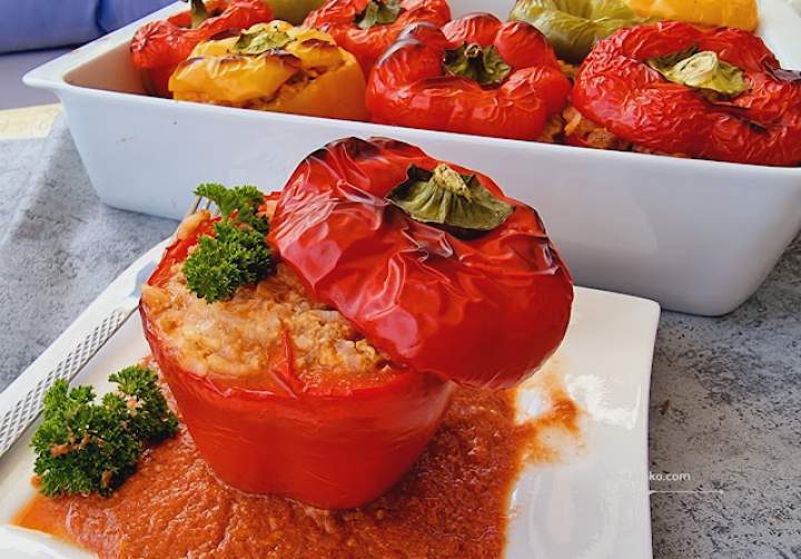 Papryka faszerowana z pomidorowym sosem