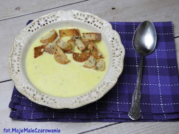 Kremowa zupa z cheddara z grzankami