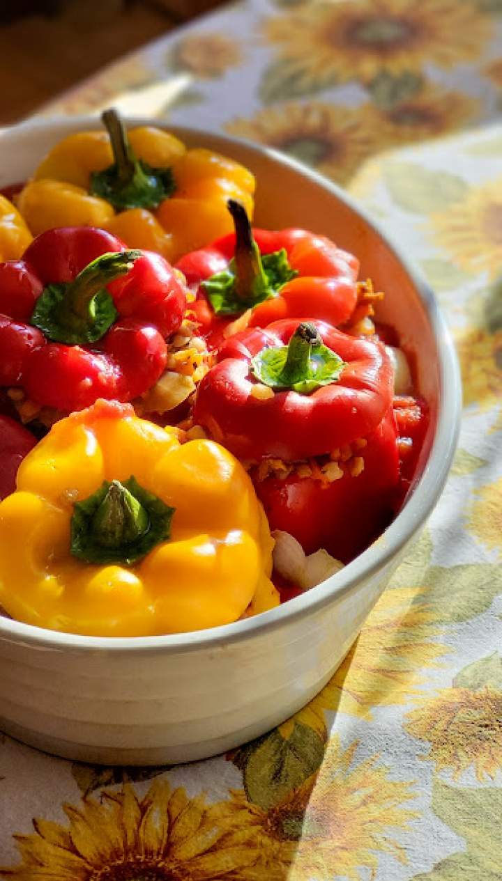 Papryka faszerowana ziarnami i warzywami w sosie pomidorowym.