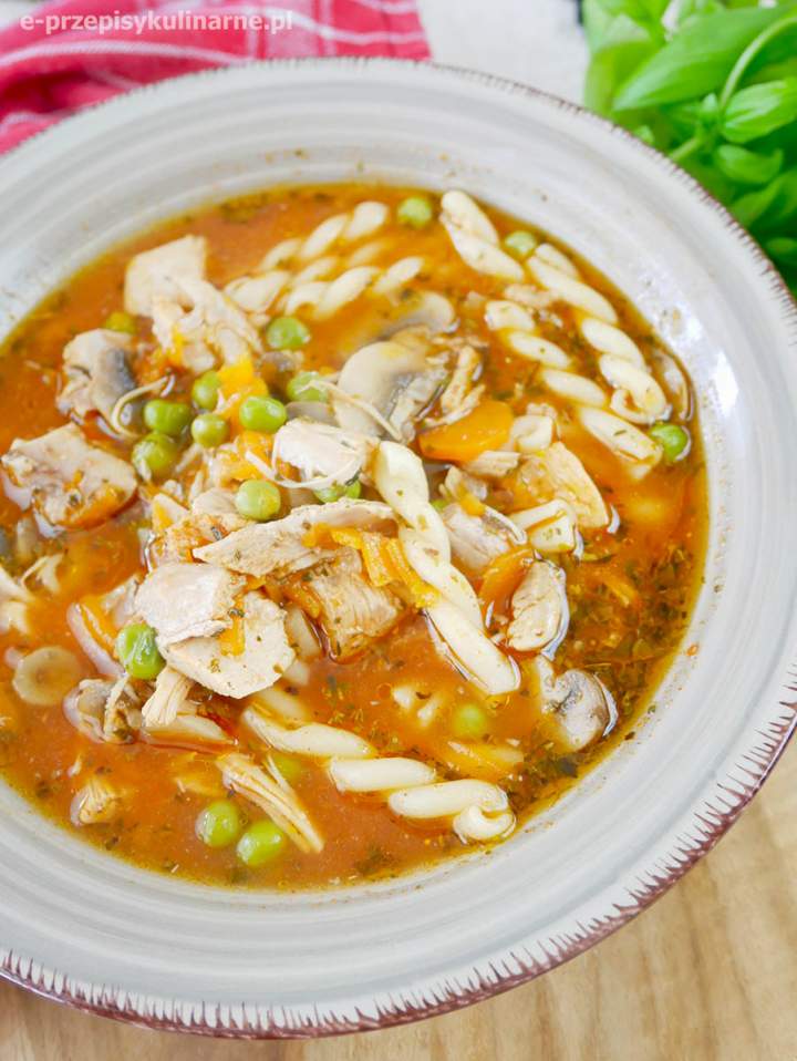 Zupa z kurczakiem i makaronem – pyszny pomysł na sycące danie