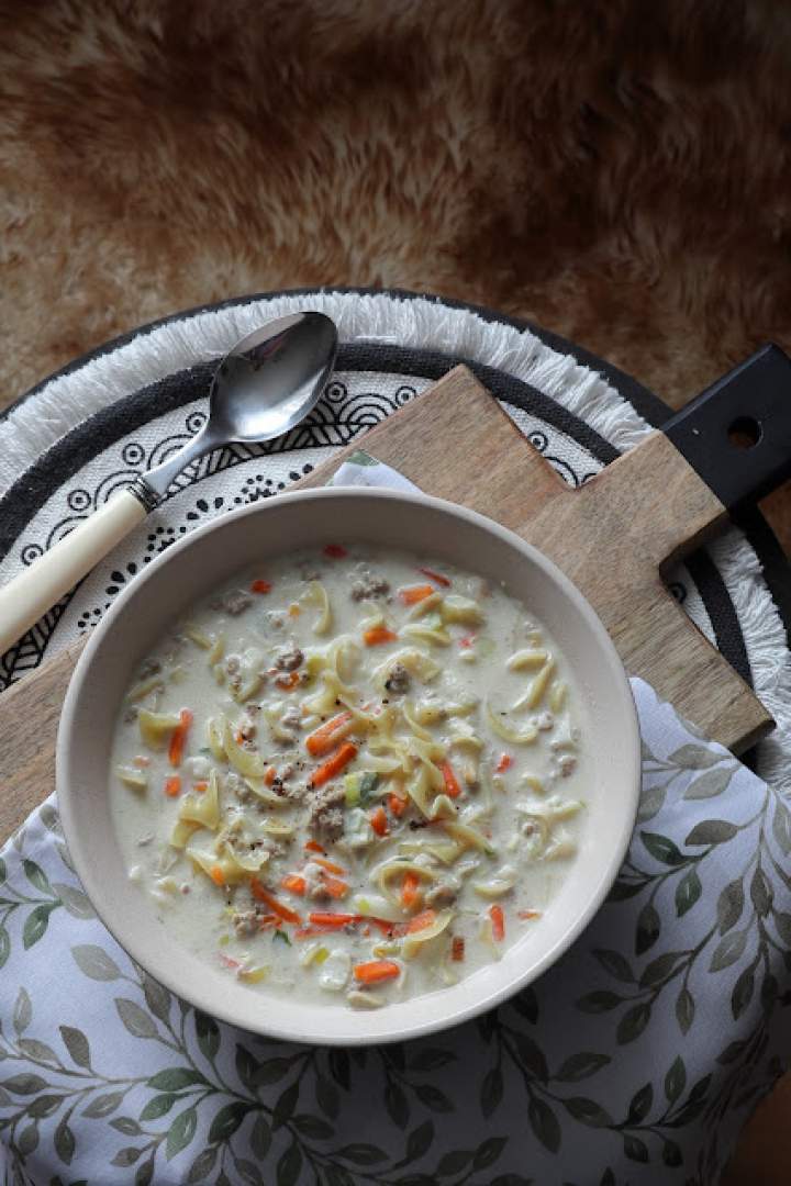 Zupa serowa z warzywami i mięsem mielonym