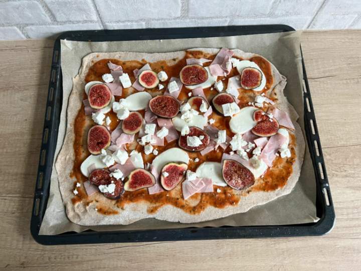Pełnoziarnista pizza z figami i fetą