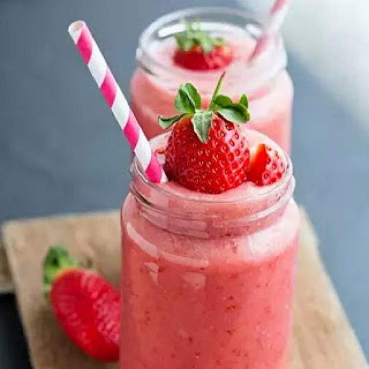 Przepis na dietetyczne i proste smoothie. Szybki i Zdrowy Posiłek czyli smoothie z truskawek, mleka roślinnego i czarnuszki.